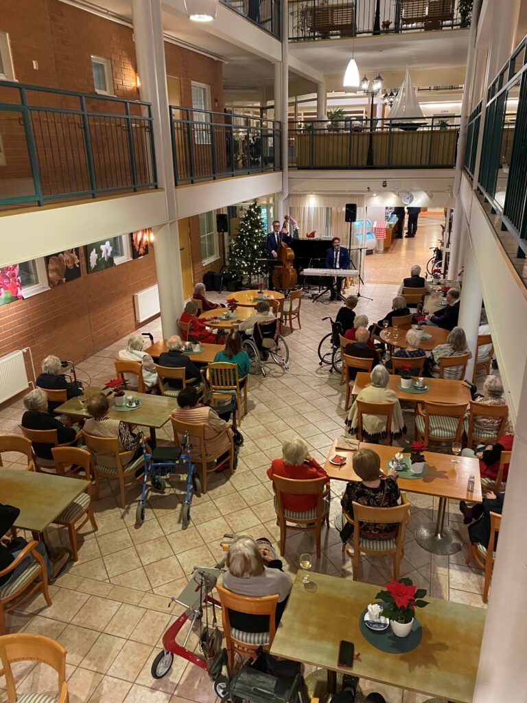 Munkkiniemessä annettiin uudelle vuodelle letkeät vauhdit swing-musiikin tahdissa.