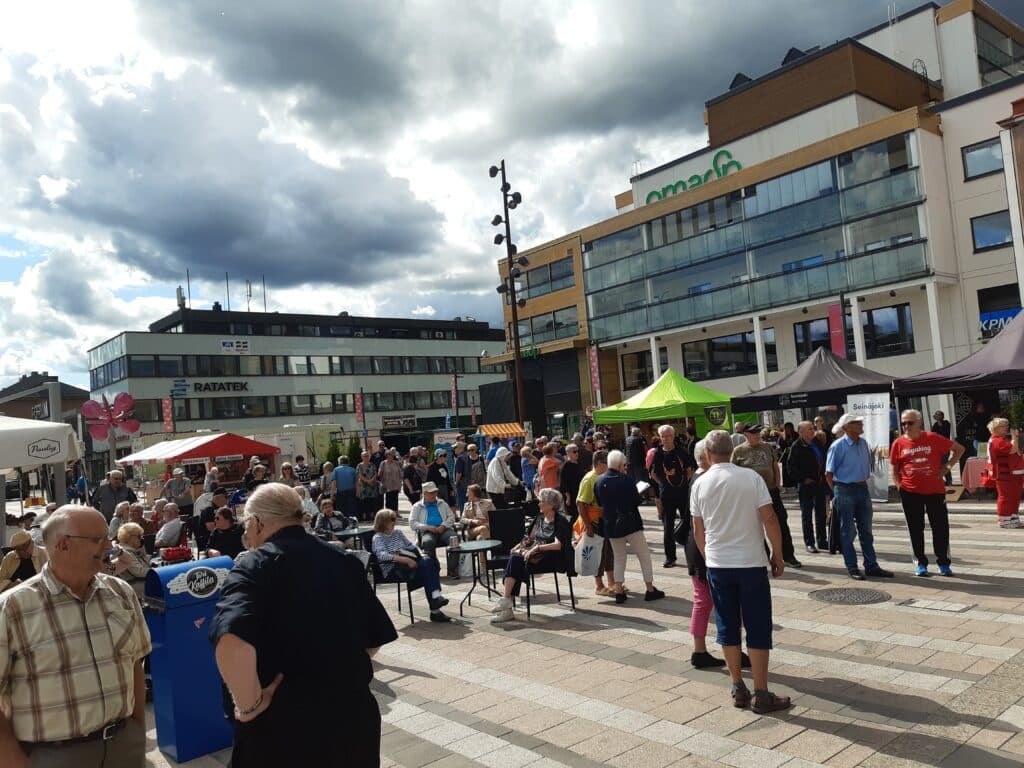 Lakeudenlinnan väki toritapahtumassa.