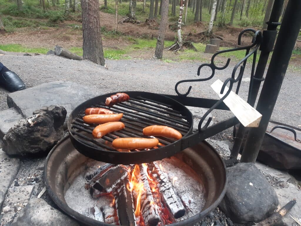Lakeudenlinnan väki luontoretkellä.