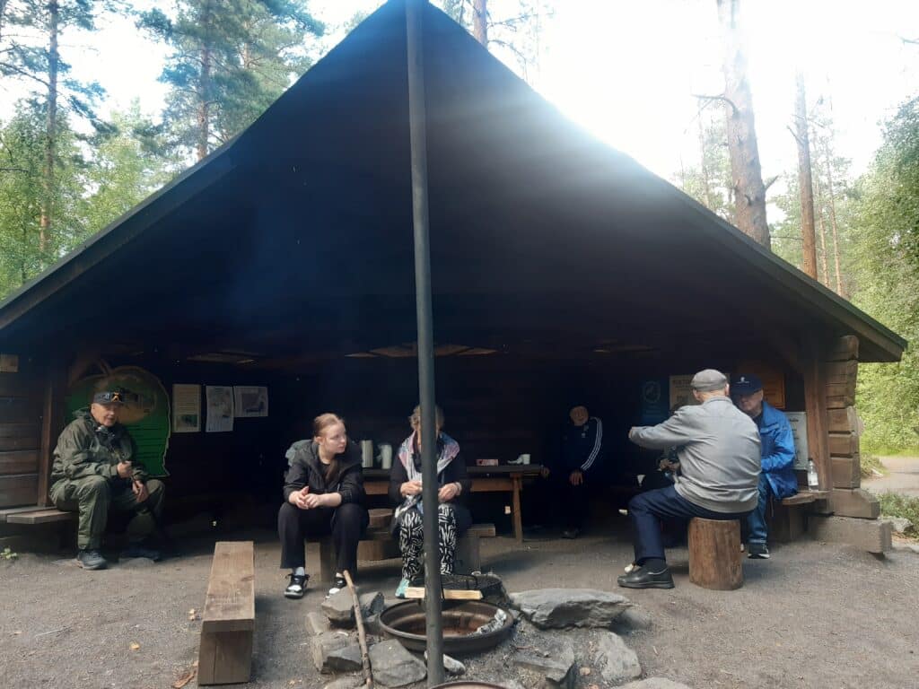 Lakeudenlinnan väki luontoretkellä.