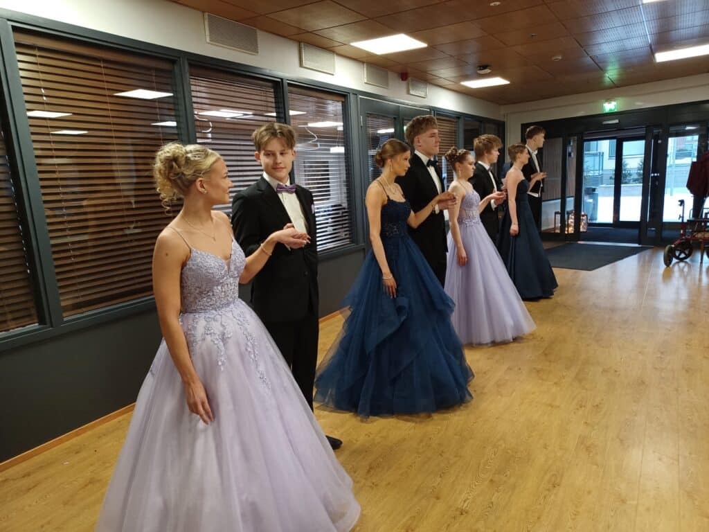 Vanhojen tanssit Saga Lakeudenlinnassa