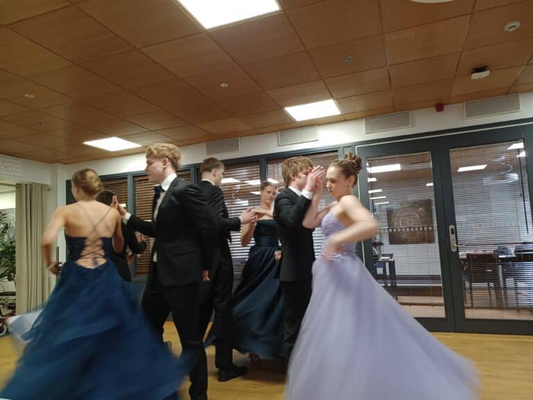 Upeita tansseja ja pukuloistoa