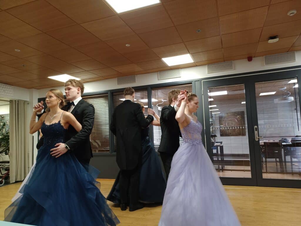 Vanhojen tanssit Saga Lakeudenlinnassa