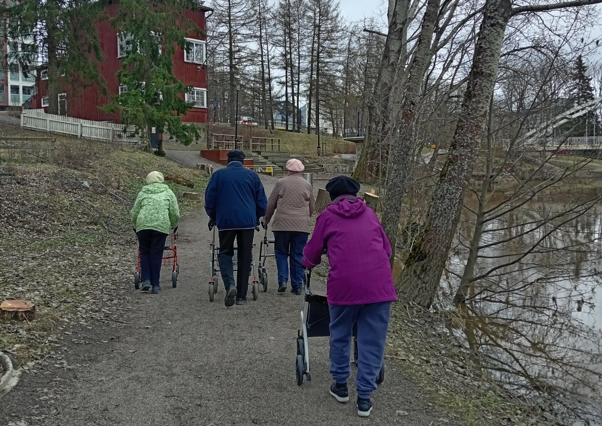 Asukkaat kävelyllä