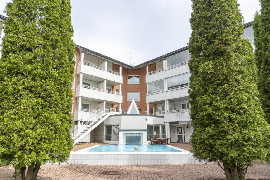 Vuoden ympäri lämmitetty uima-allas