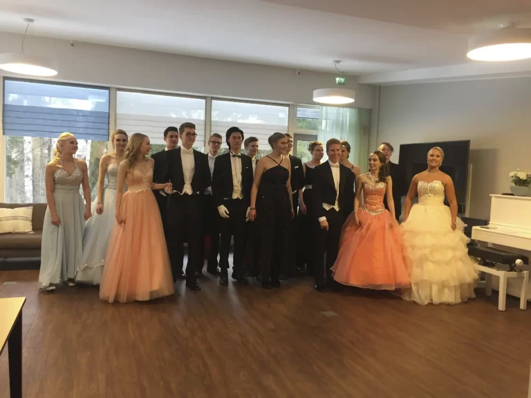 Saga Käpylinnassa kävi ihanat Helsingin luonnontiedelukion wanhat tanssimassa!