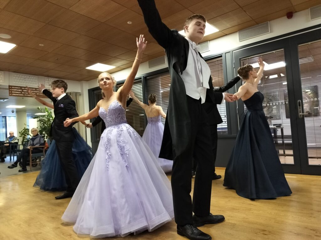 Vanhojen tanssit Saga Lakeudenlinnassa