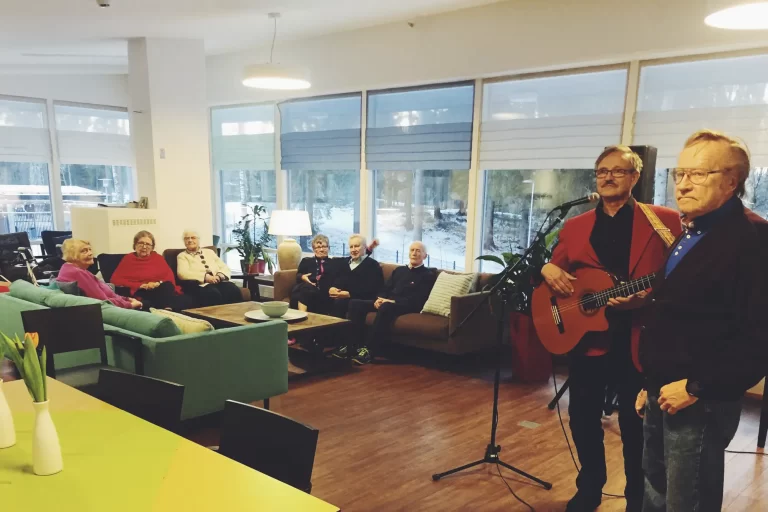 Jorma Pulkkinen haastatteli trubaduuri Leo Silolahtea Saga Käpylinnassa!