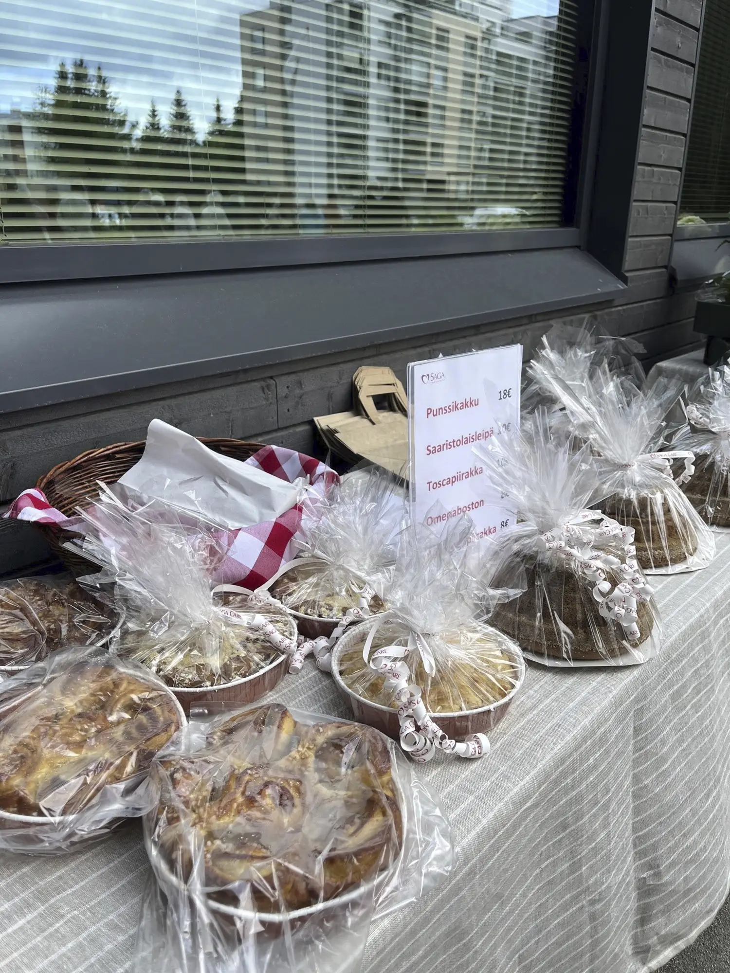 Juhlista pystyi ostamaan kotiin viemisiksi ravintolan herkkuja