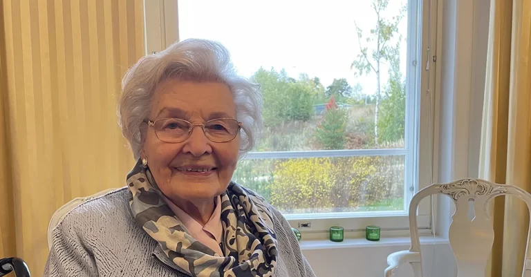 Valokeilassa sädehtivä Keiju
