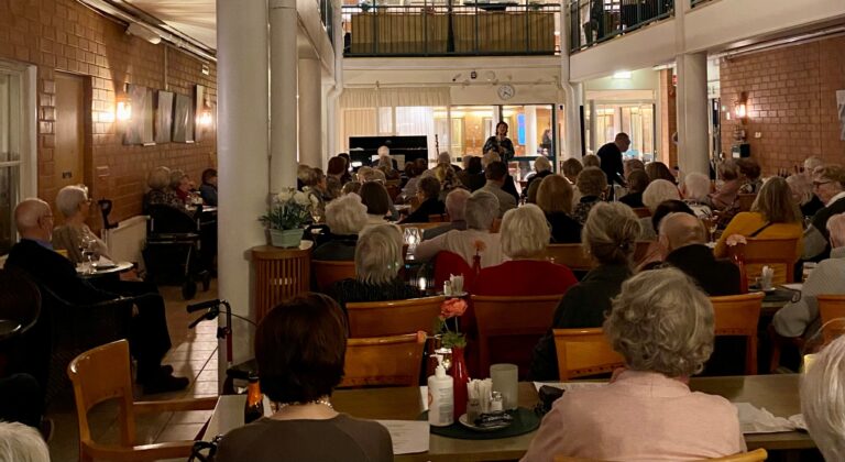 Munkan klubilla tupa täynnä