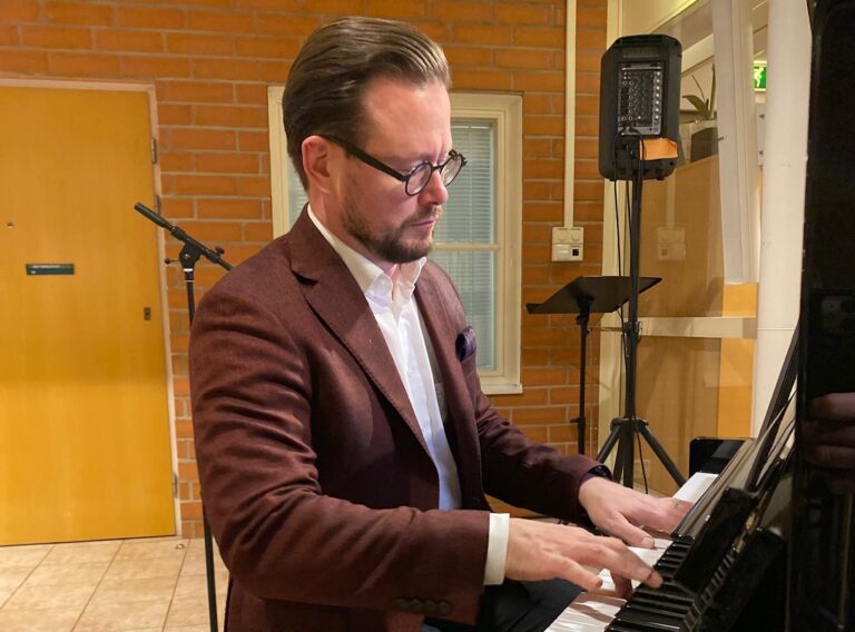 Pianovelhon vallassa