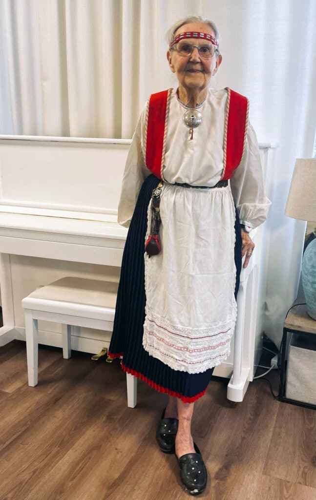 Pyhäjärven kansallispuku asukkaamme yllä