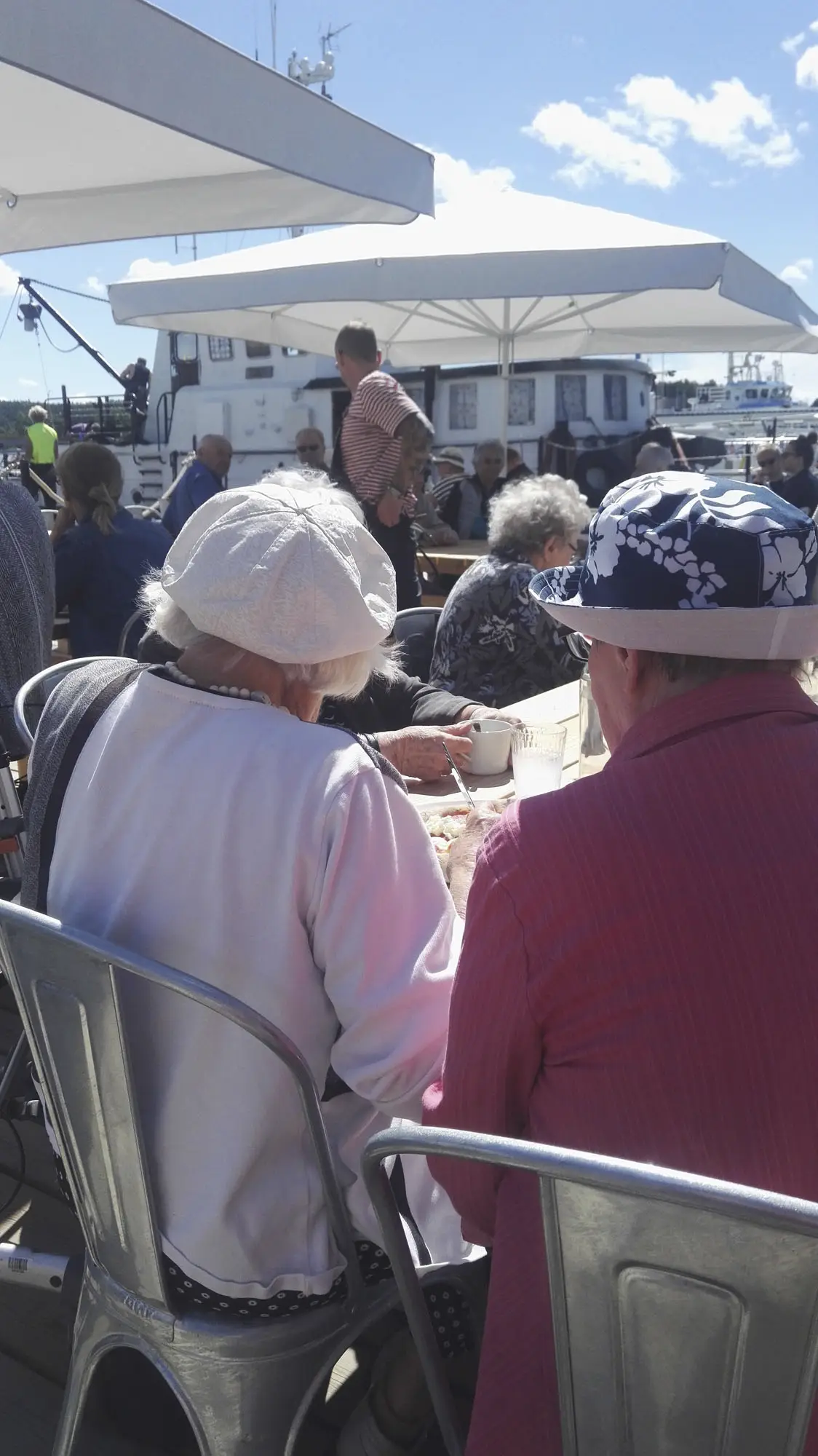 Sagalaiset nauttimassa pitsasta