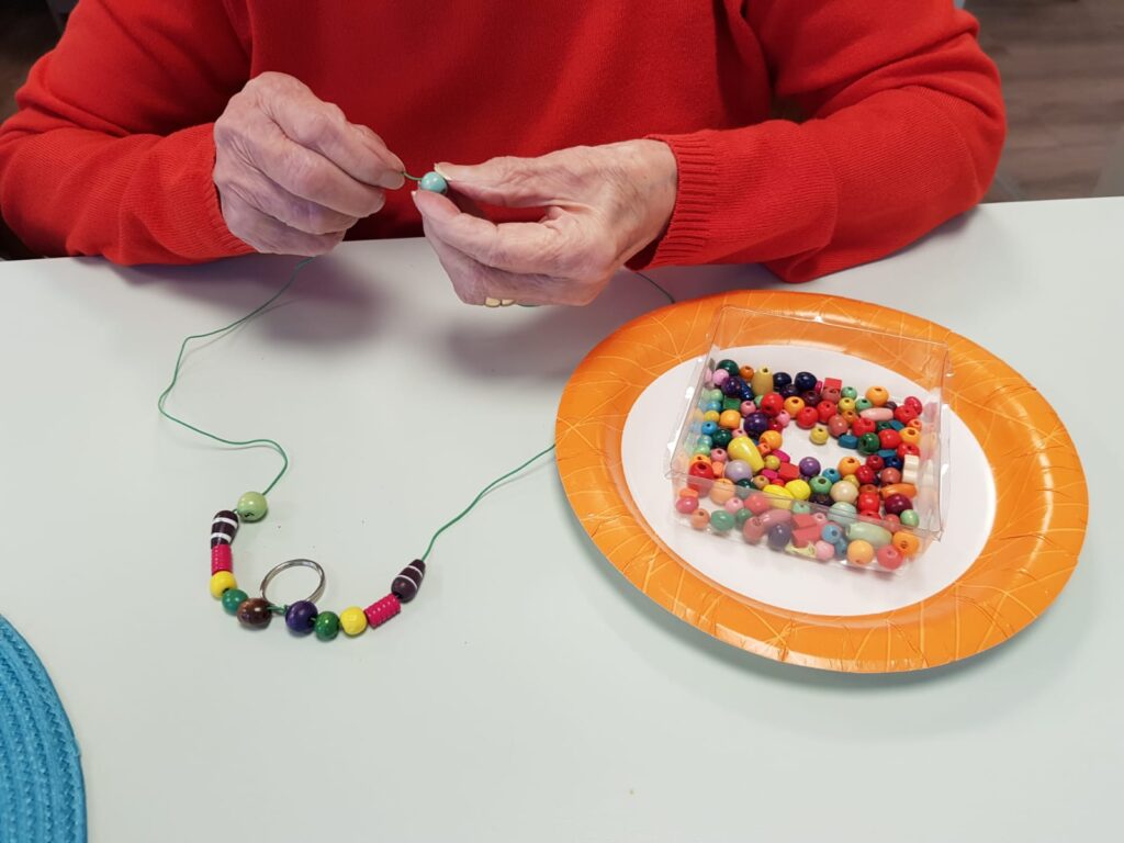 Saga Torilinnan Asukkaat Askartelivat Puuhelmistä Avainnauhoja