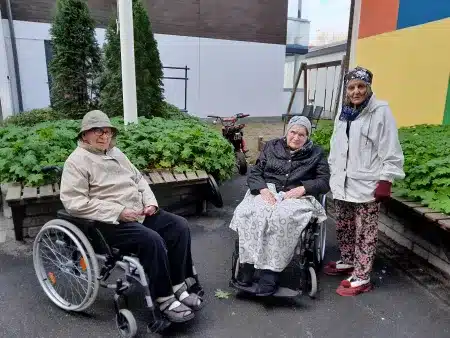 Saga Torilinnan Asukkaat Nauttivat Raittiista Ulkoilmasta