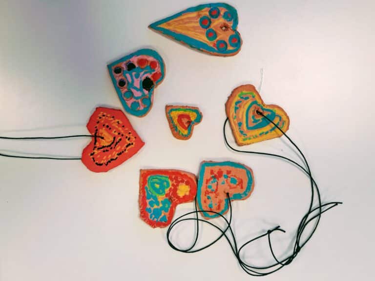 Askartelussa sydänriipuksia