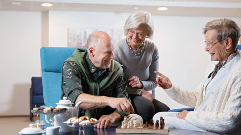 Saga-palvelutalon asukkaat kahvilla