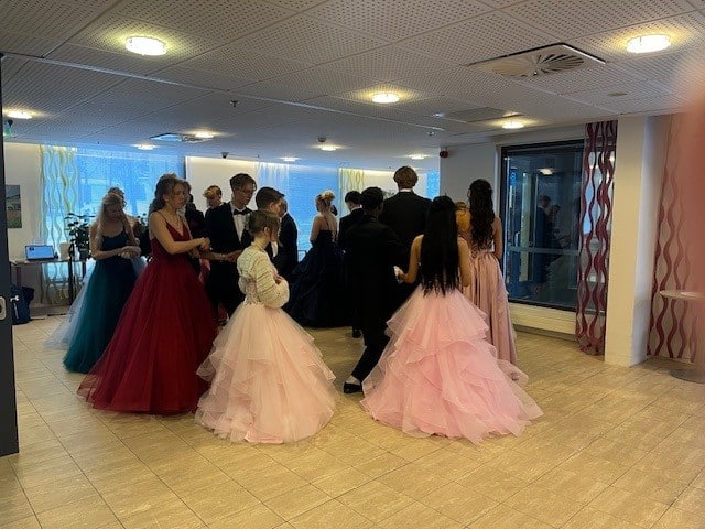 Vanhojentanssit toivat muistot mieleen 